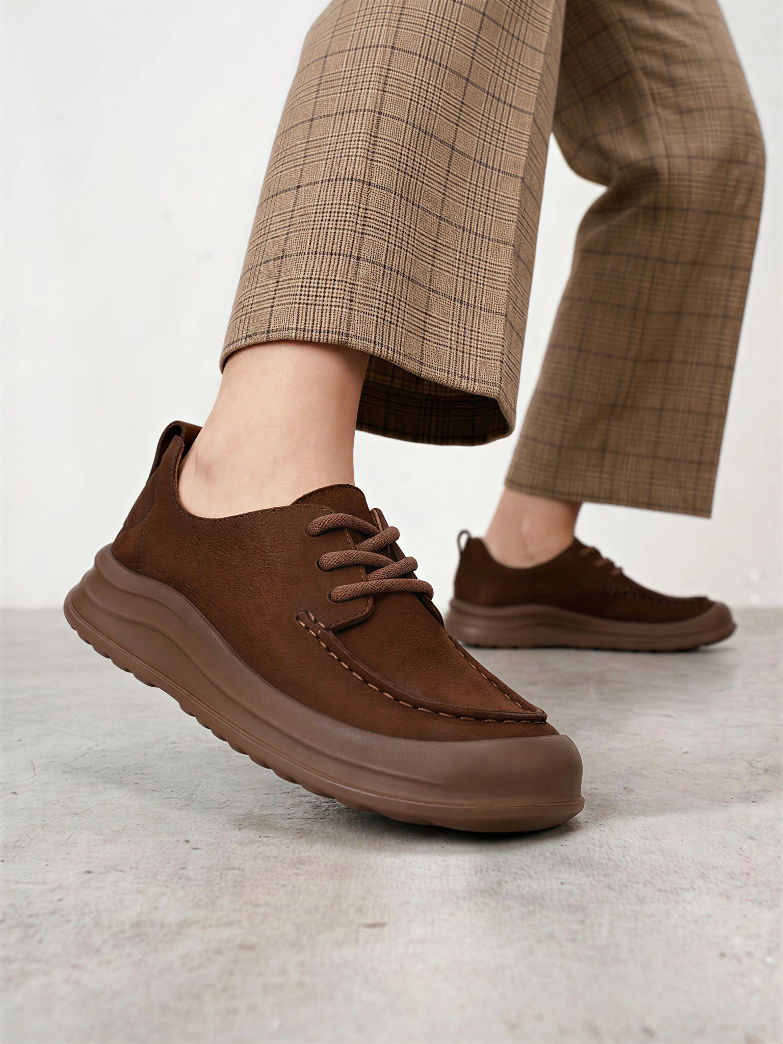 Лоферы темно-коричневого цвета из натурального нубука на низкой подошве